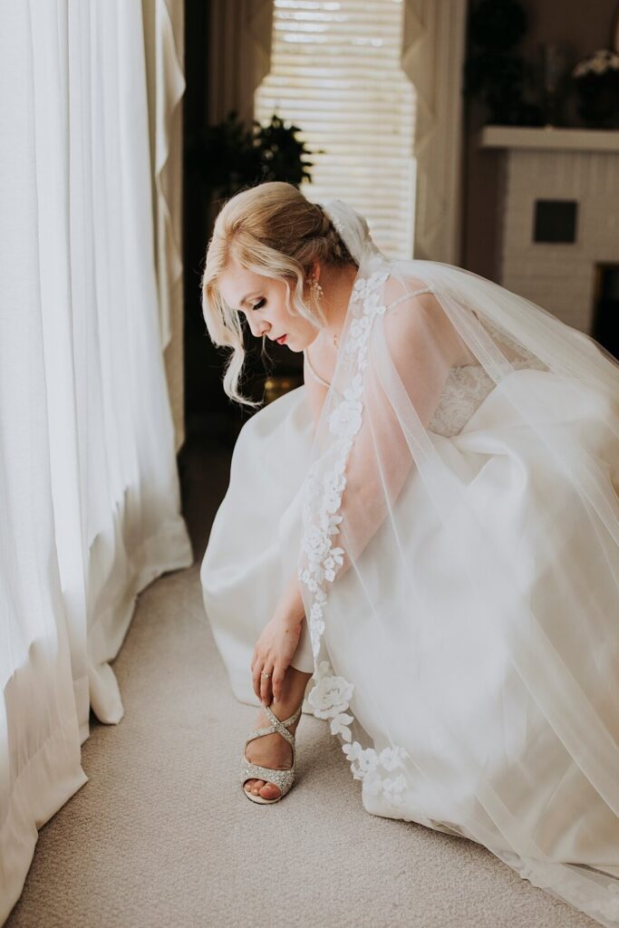 Bride getting ready in the bridal house at Huber's Winery