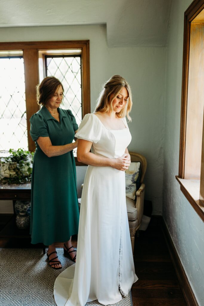 Bride getting ready with mother at Duncan Memorial