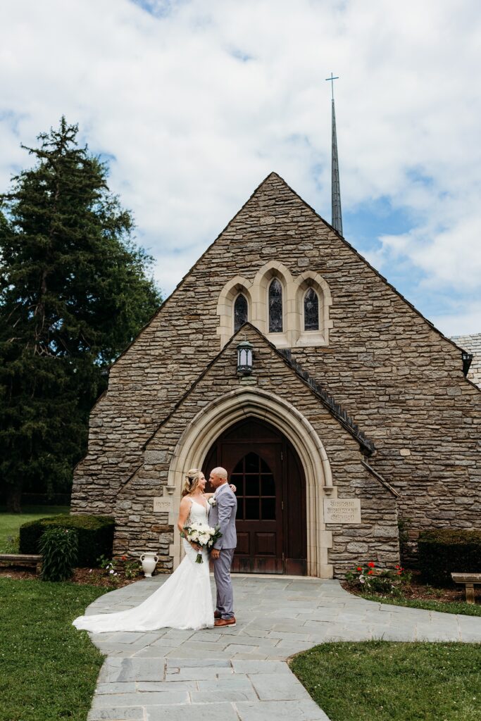 Bride and groom in front of a stone Duncan Memorial.